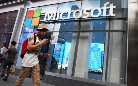 Microsoft to close retail outlets