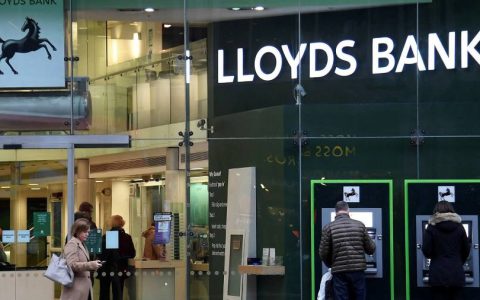 Lloyds slumps to decline after warning on Uk outlook