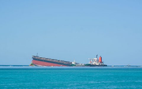 Mauritius oil disaster: Stricken Japanese ship spits apart, remaining fuel spreads into waters