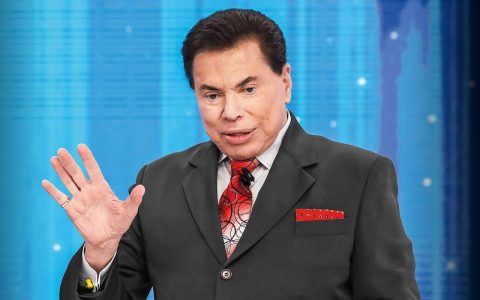 Silvio Santos receives an unusual visit to his home in the United States